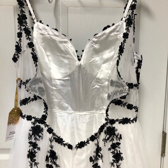 🎉🎉🎉HOST PICK!!! 🎉🎉🎉TLC Say Yes Created For Macy’s Black & White Long Formal Gown - Picture 15 of 16